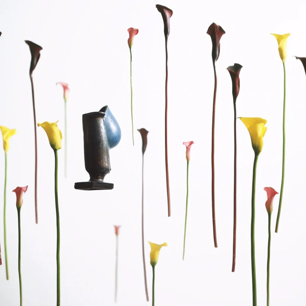 カラーの花とフラワーベース